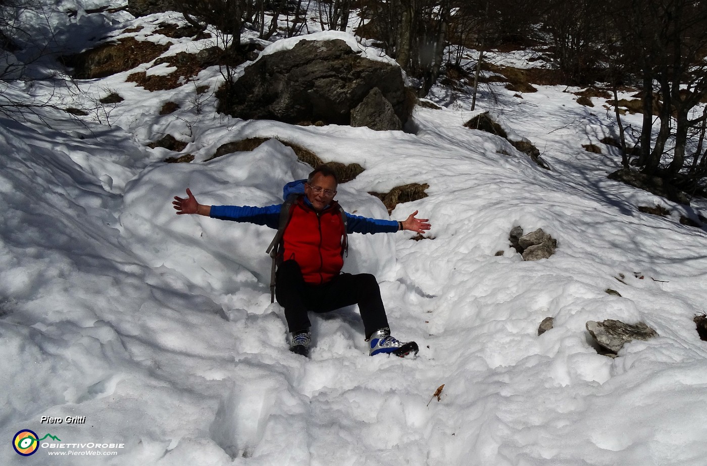 26 Una grossa palla di neve occupa il sentiero.JPG -                                